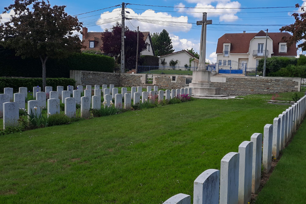 Oorlogsgraven van het Gemenebest Querrieu #4