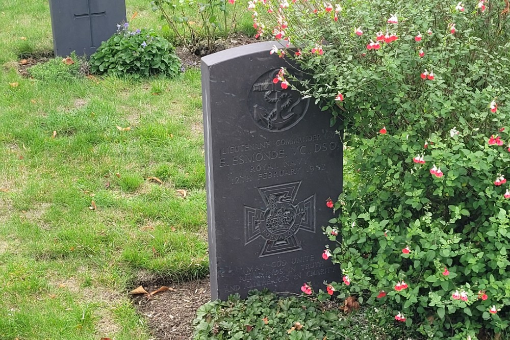 Graves of VC Recipients Gillingham #3