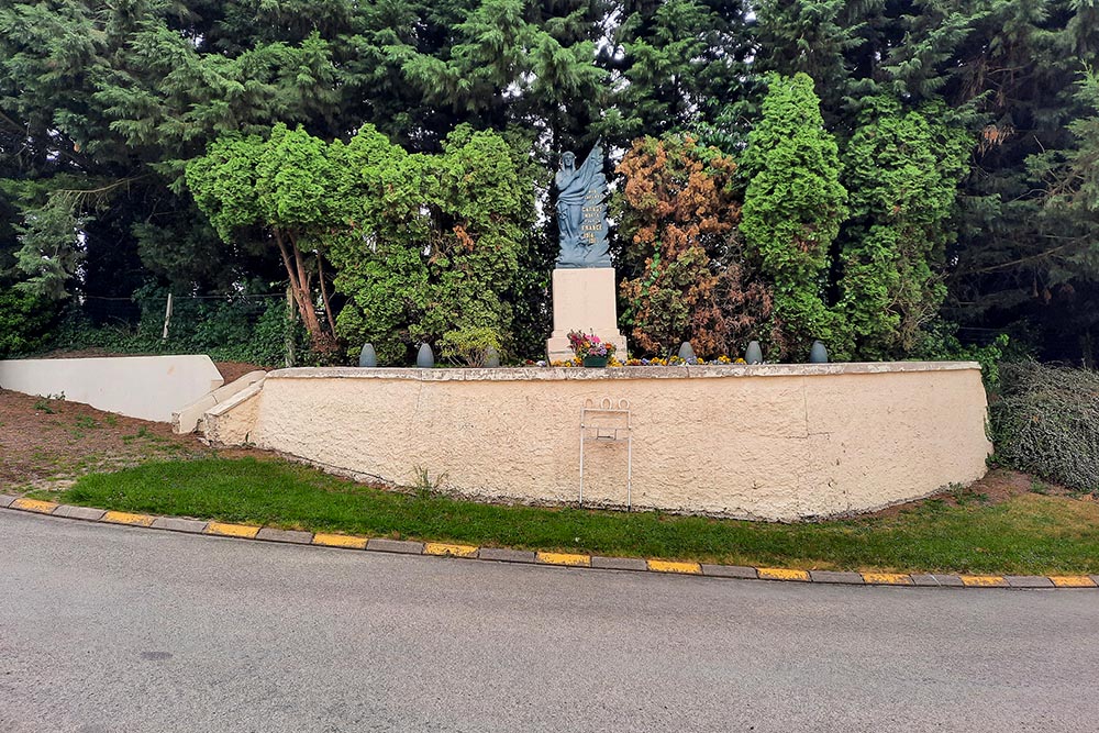 War Memorial Carnoy #3