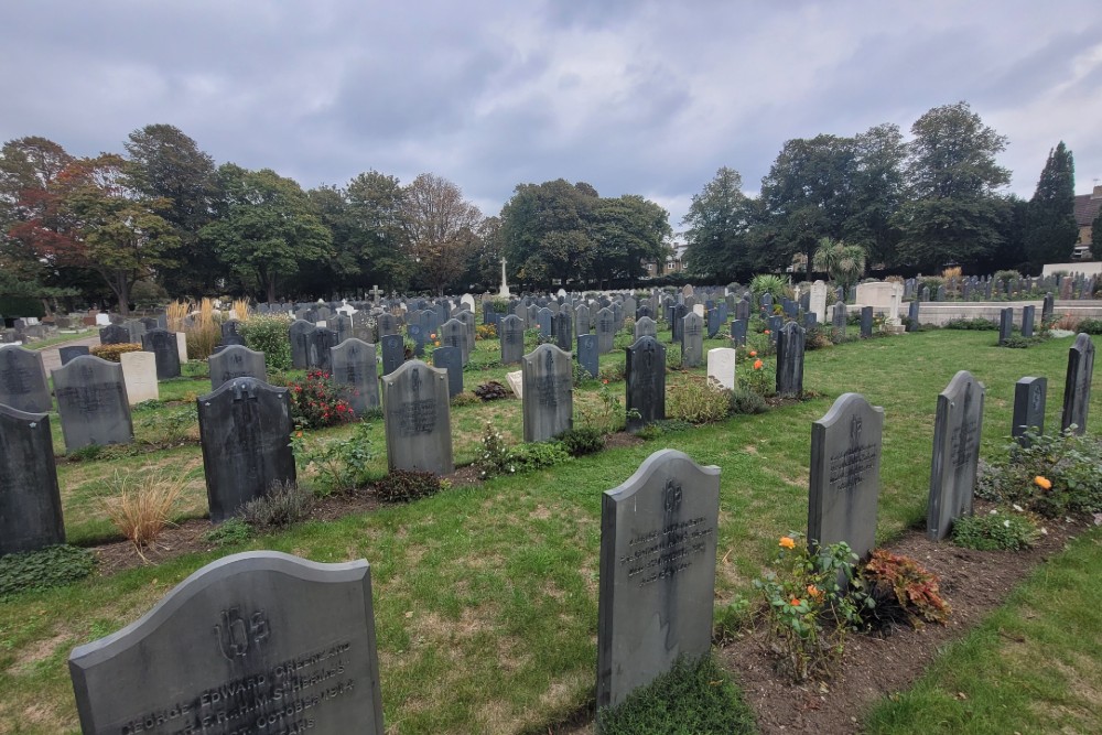 Commonwealth War Graves Woodlands Cemetery #4