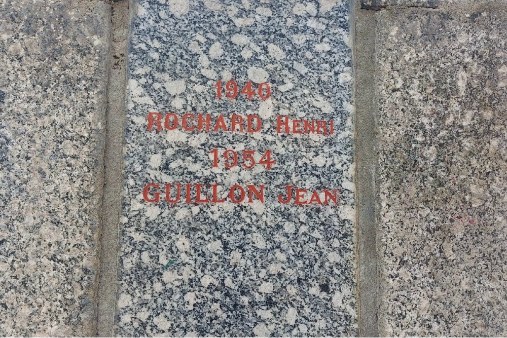 War Memorial Néronde #4