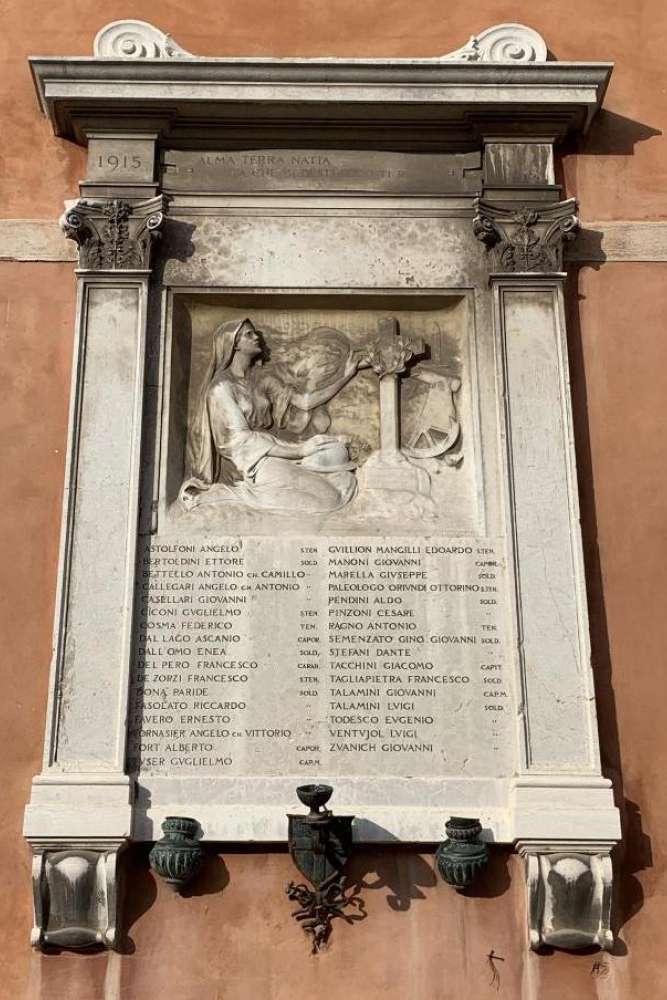 Oorlogsmonument Chiesa Cattolica Parrocchiale dei Santi Apostoli