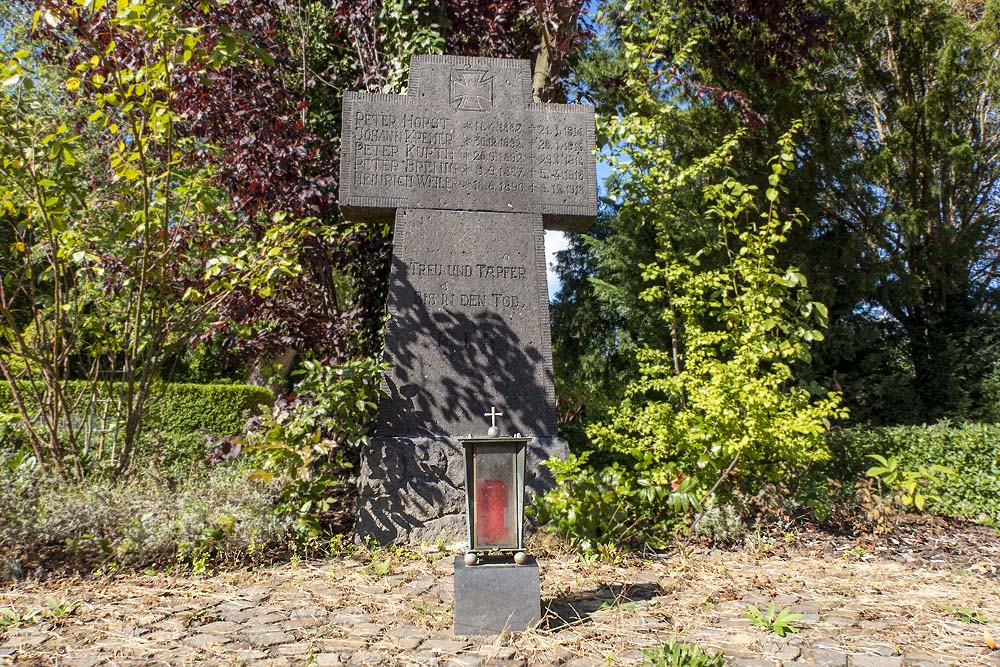 Gedenkkruis Begraafplaats Bliesheim #1