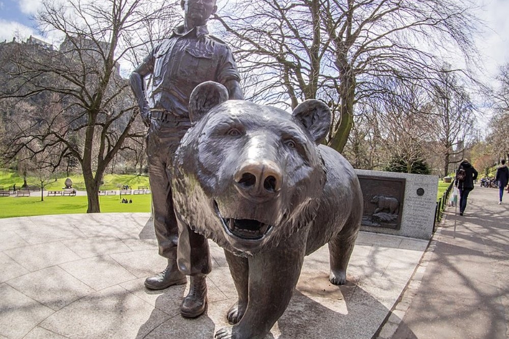 Wojtek de Soldatenbeer Monument