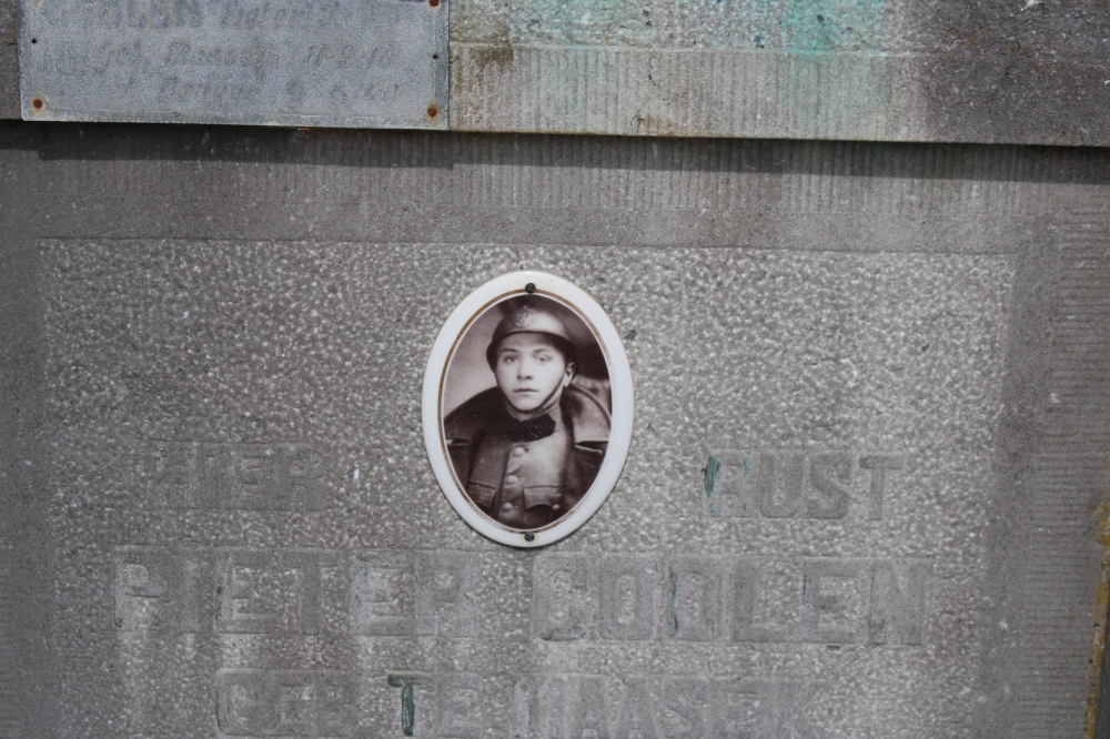 Belgische Oorlogsgraven Maaseik Begraafplaats Aldeneik #2