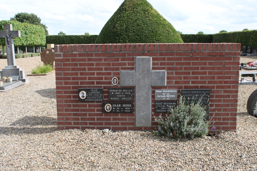 Belgische Oorlogsgraven Maaseik Begraafplaats Aldeneik #3