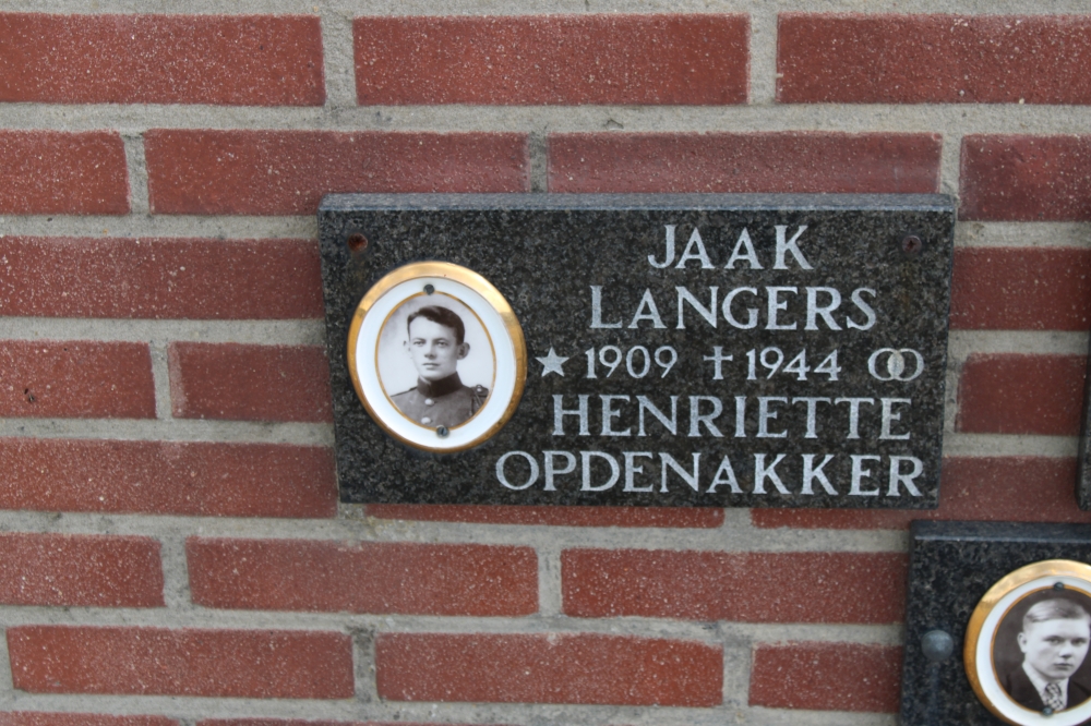 Belgische Oorlogsgraven Maaseik Begraafplaats Aldeneik #4