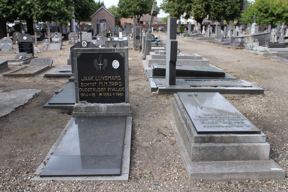 Belgische Graven Oudstrijders Maaseik Begraafplaats Oude Baan #2