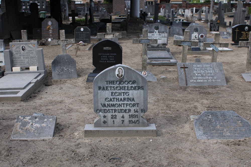 Belgische Graven Oudstrijders Maaseik Begraafplaats Oude Baan #3