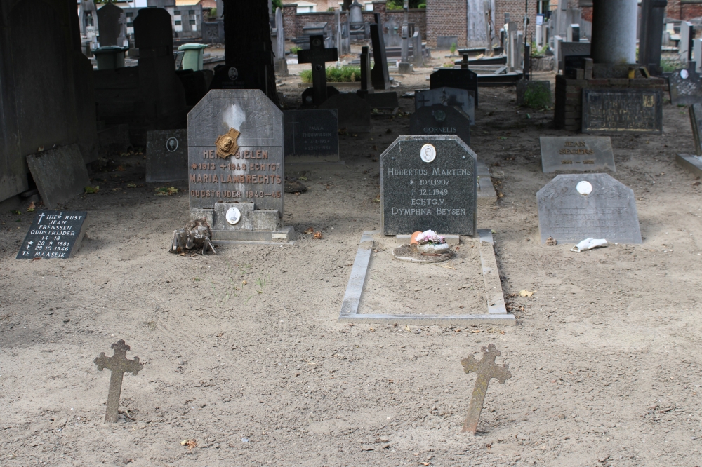 Belgische Graven Oudstrijders Maaseik Begraafplaats Oude Baan #4