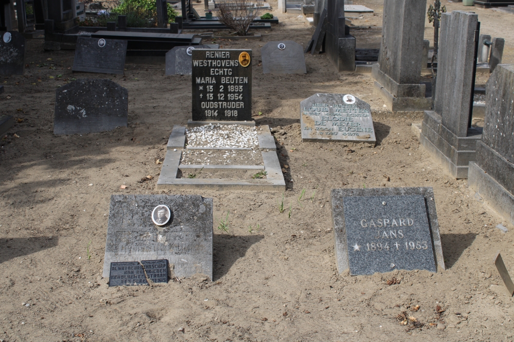 Belgische Graven Oudstrijders Maaseik Begraafplaats Oude Baan #5