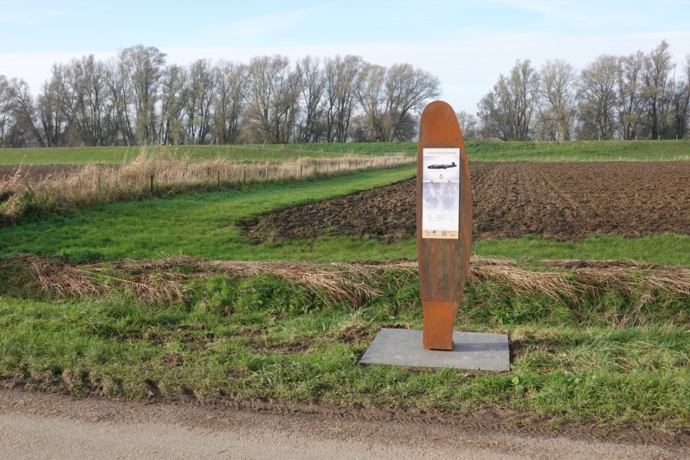 Monument Handley Page Halifax MKIII LV 962 QB-X