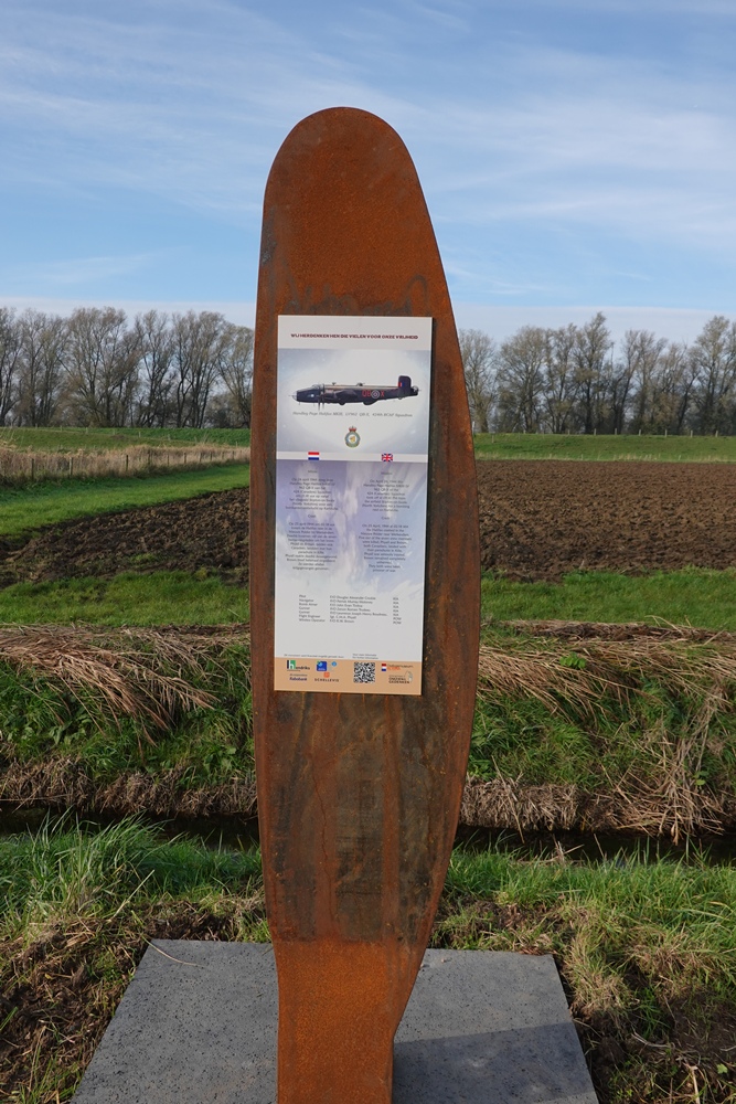 Monument Handley Page Halifax MKIII LV 962 QB-X #3