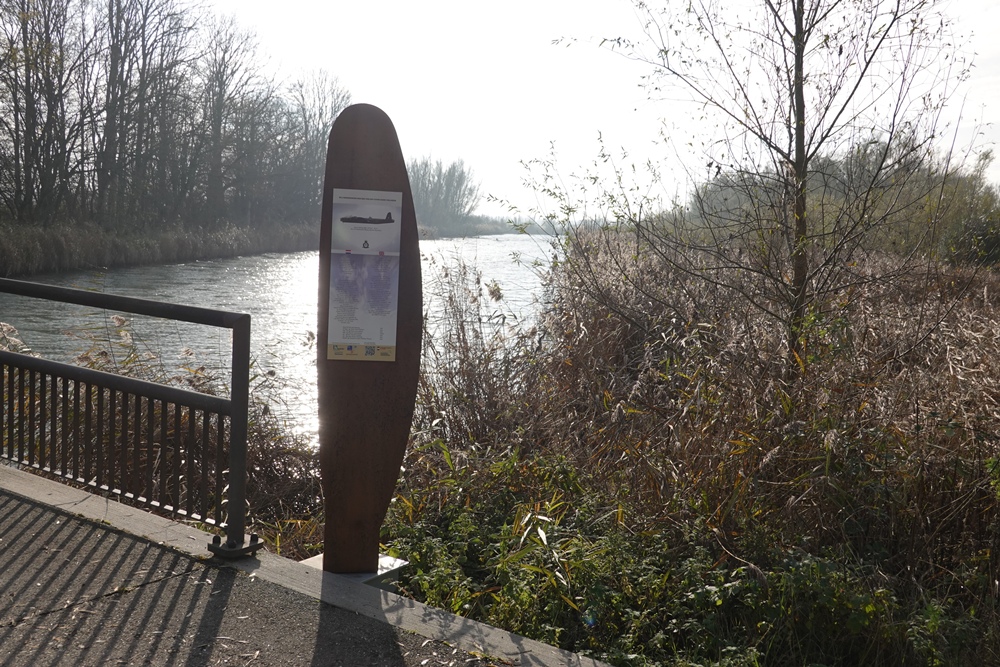 Monument Short Stirling MK1 W7567 BU-S #2