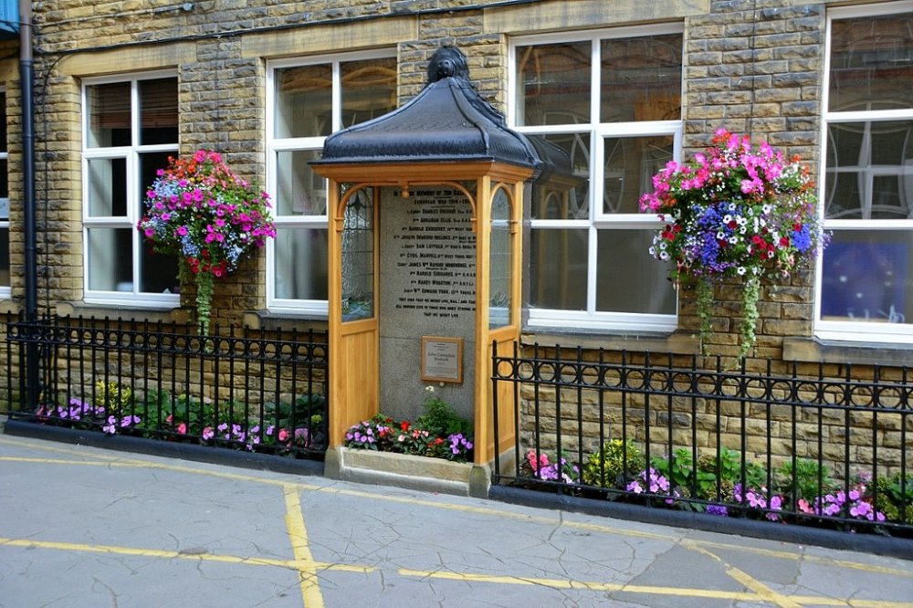 Oorlogsmonument Farsley #1