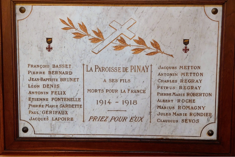 Oorlogsmonument in Kerk Pinay #1