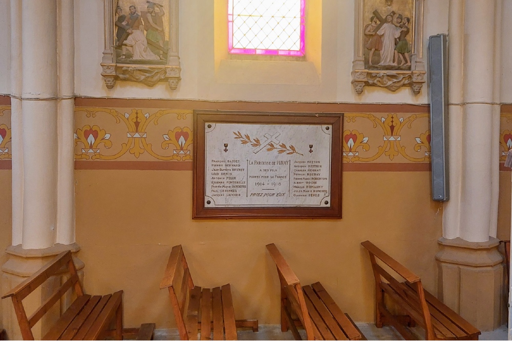 Oorlogsmonument in Kerk Pinay #2