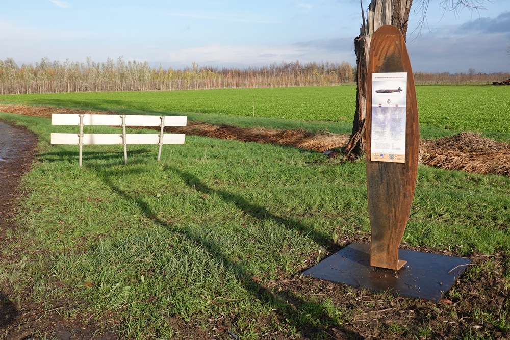 Memorial Handley Page Halifax MK V bommenwerper DK257 NA-Q #2