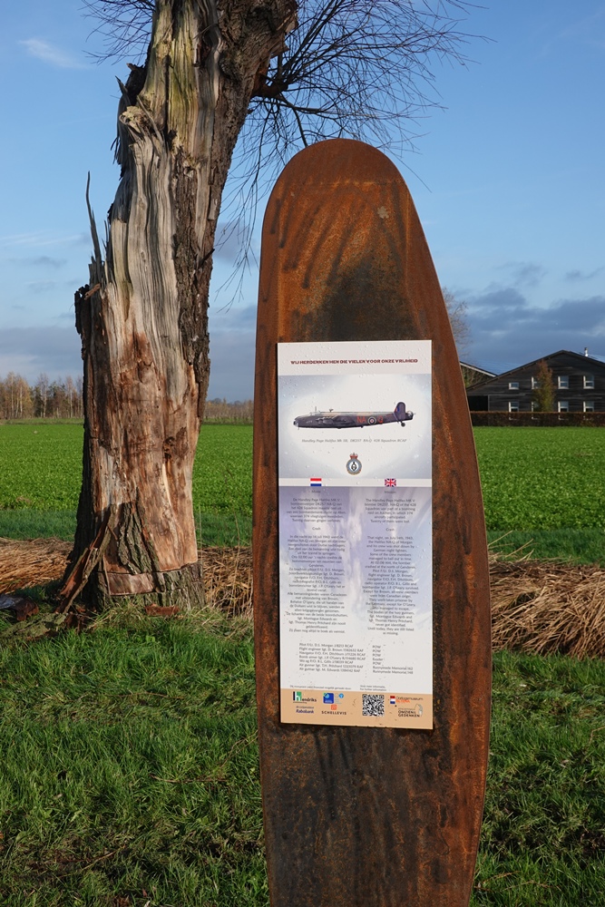 Memorial Handley Page Halifax MK V bommenwerper DK257 NA-Q #3