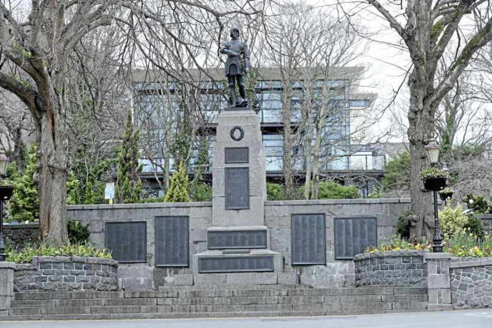 Oorlogsmonument St. Peter Port #1