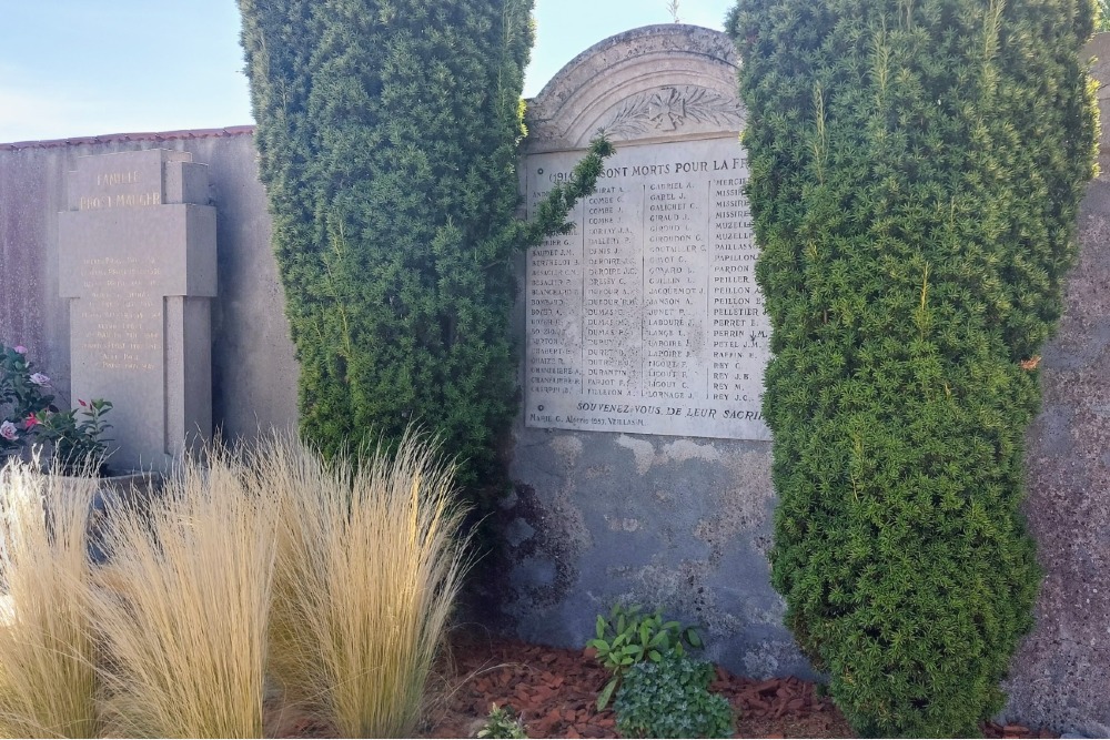 Oorlogsmonument Saint-Just-la-Pendue #2