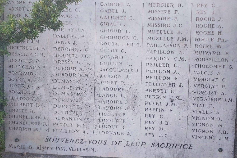 Oorlogsmonument Saint-Just-la-Pendue #4