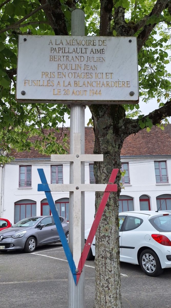 Monument Omgekomen Gijzelaars Ligueil #2