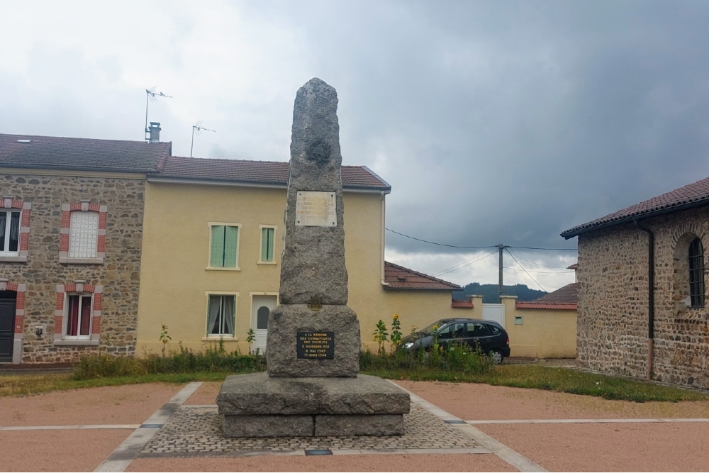 War Memorial  Saint-Just-la-Pendue #1