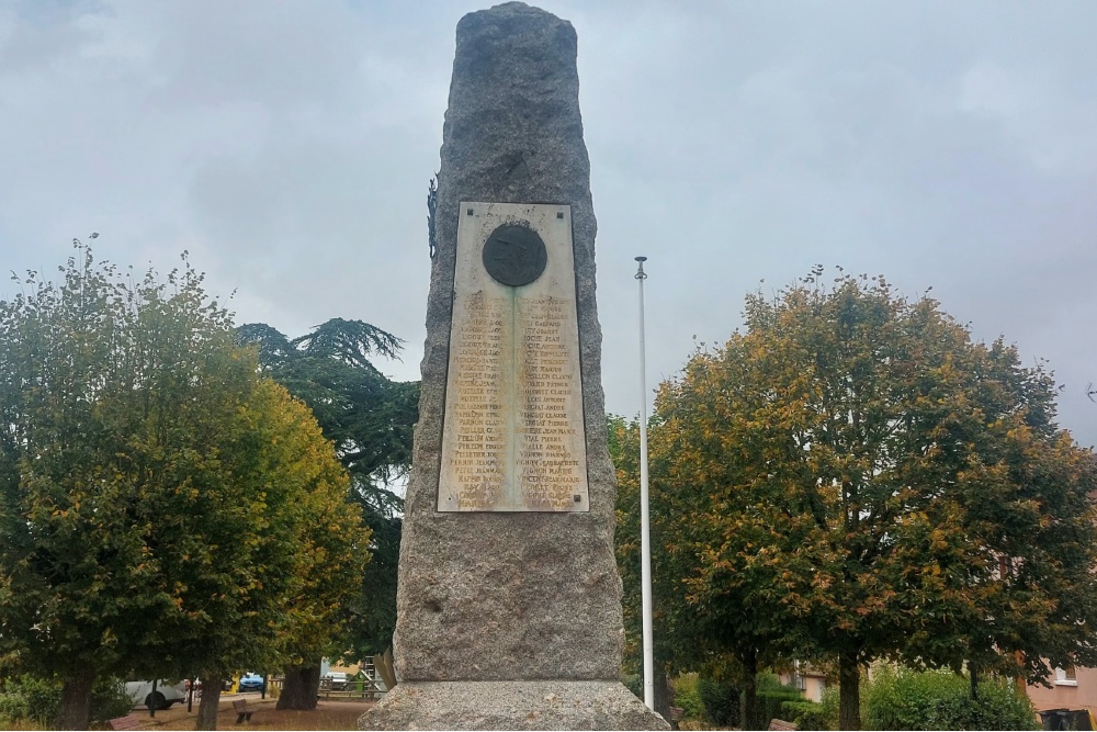 War Memorial  Saint-Just-la-Pendue #4