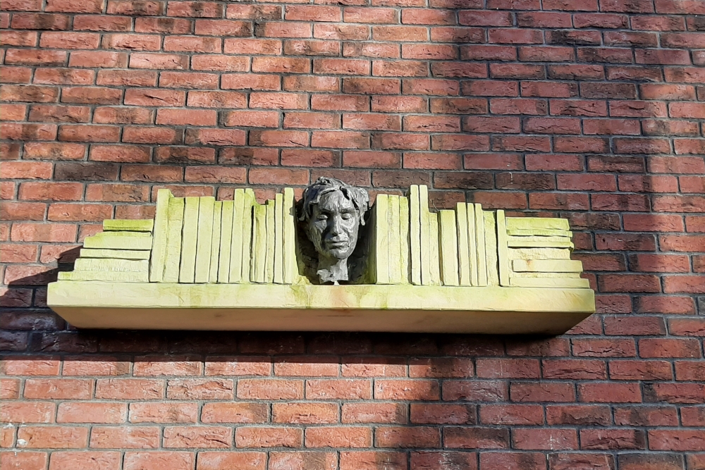 Memorial 'The Story' Vries #1