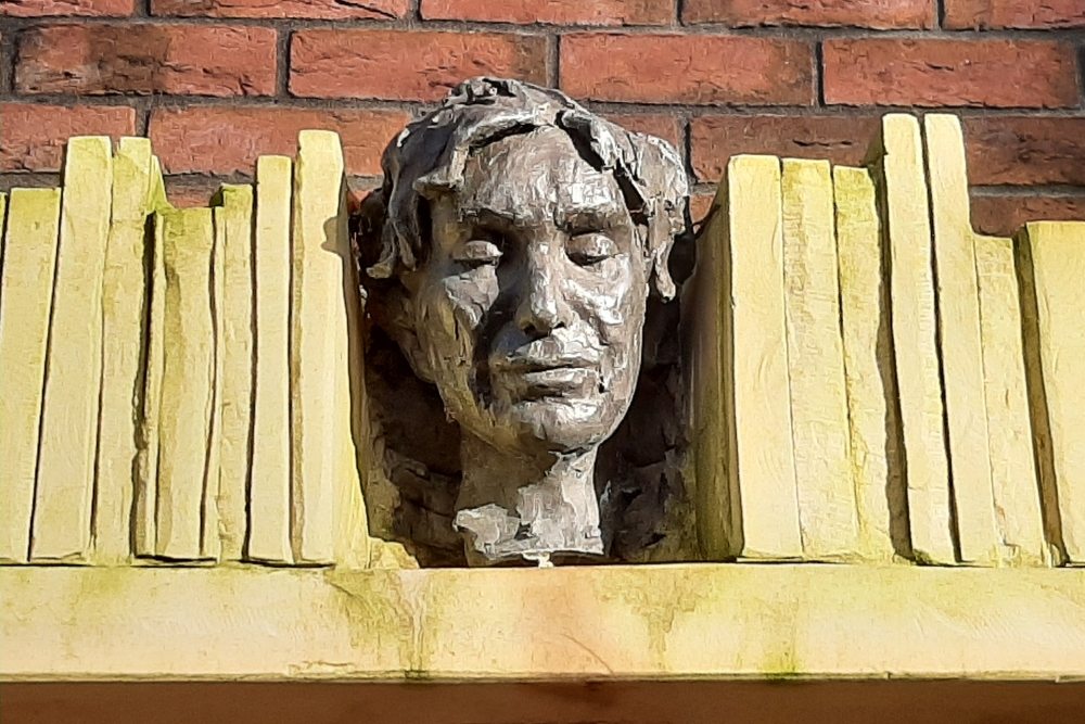 Memorial 'The Story' Vries #2