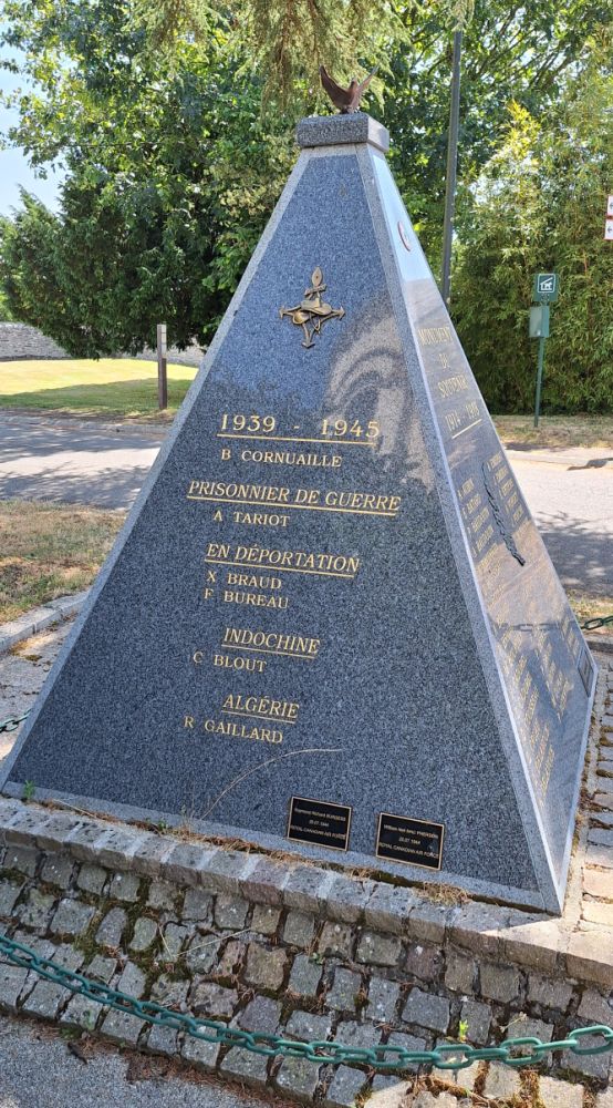 Oorlogsmonument Riaillé #3