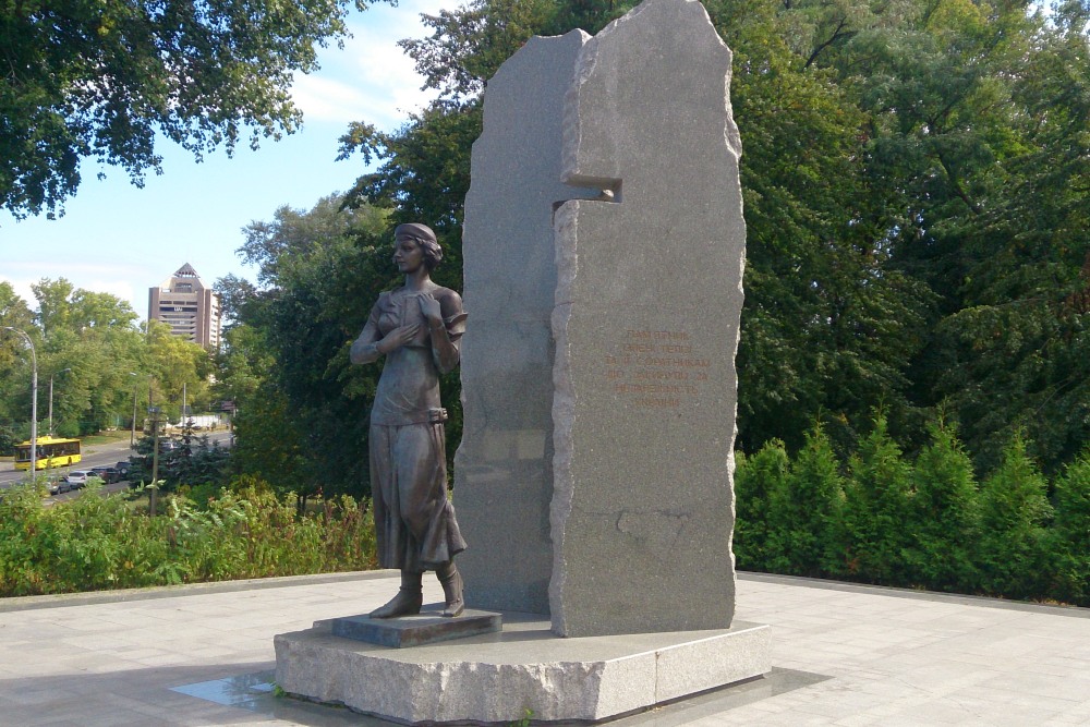 Monument Olena Teliha #1