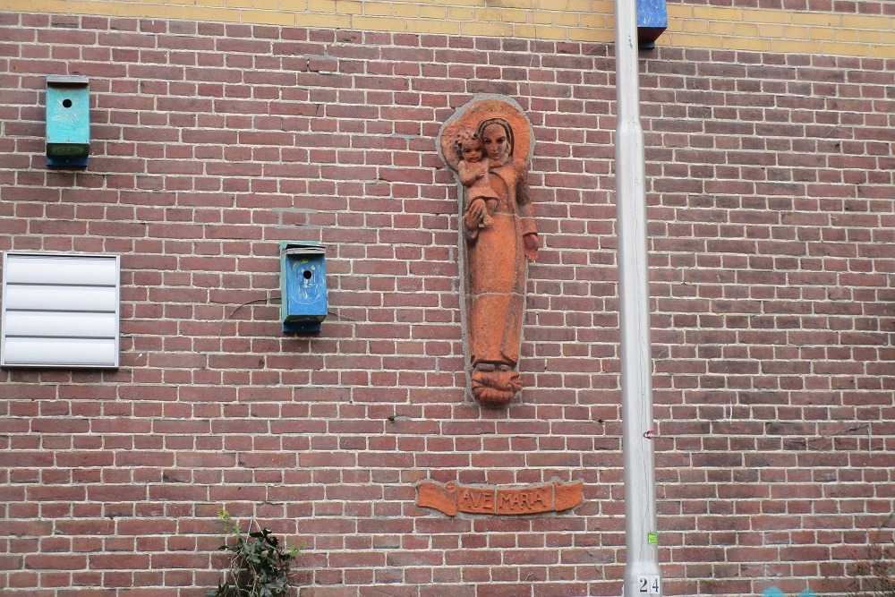 Memorial Mary & Child Boomstraat Tilburg #1