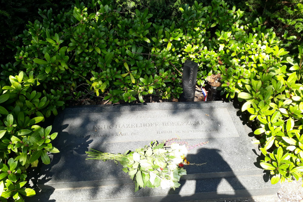 Memorial & Urn Erik Hazelhoff Roelfzema Wassenaar