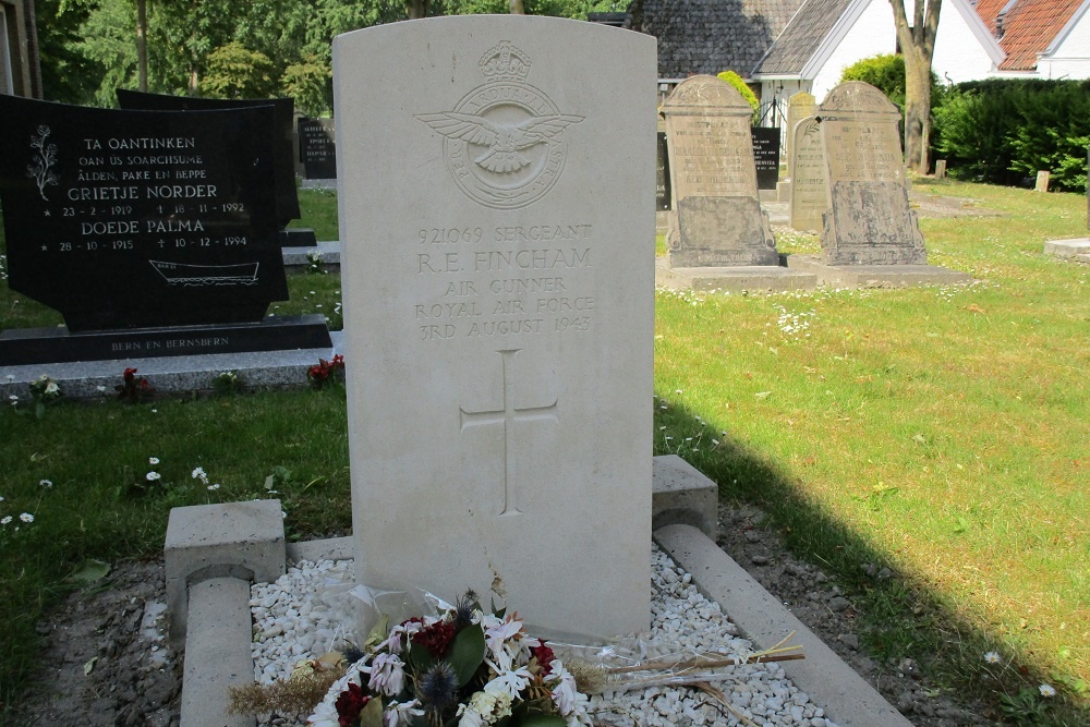 Commonwealth War Graves Protestant Churchyard Pietersbierum #5