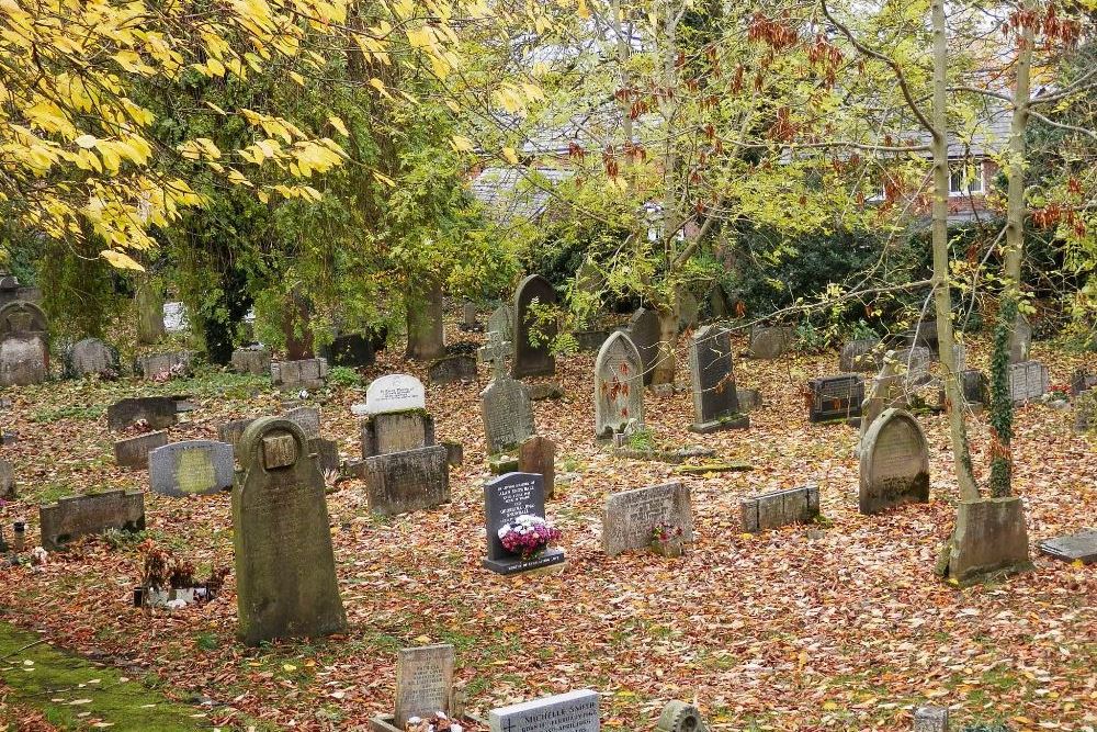 Commonwealth War Graves Holy Trinity Churchyard