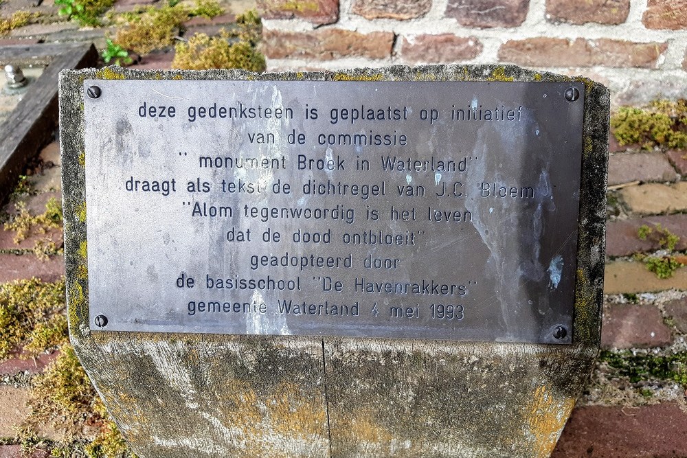 Oorlogsmonument Broek in Waterland #2