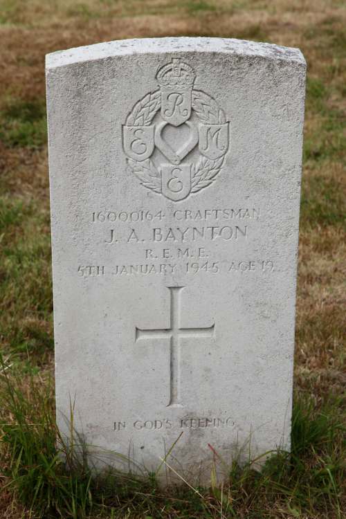 Commonwealth War Graves Holy Cross Churchyard #4