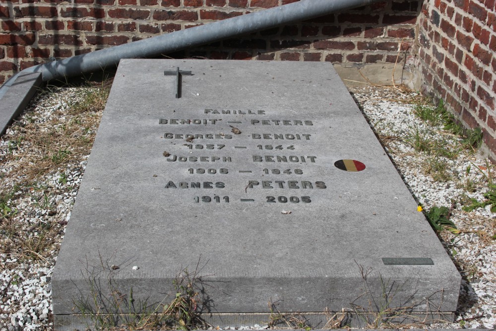 Belgian Graves Veterans Couture-Saint-Germain Churchyard #2