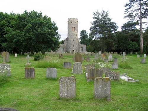 Oorlogsgraven van het Gemenebest St. Peter and St. Paul Churchyard