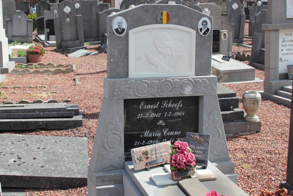 Belgian Graves Veterans Mechelen-Bovelingen Churchyard #2