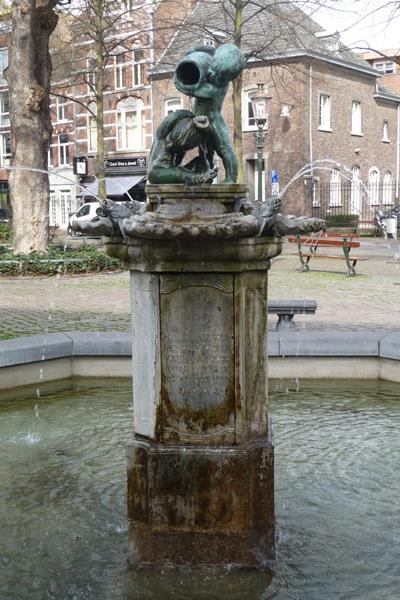 Herdenkingsfontein Vrouwen van Roermond #2