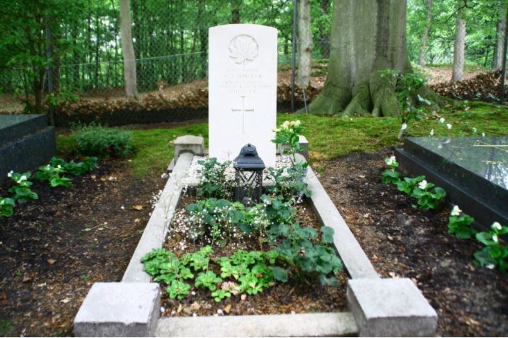 Commonwealth War Grave Sint Adelbertus Bloemendaal #1