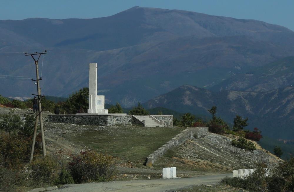 Monument Omgekomen Partizanen Rrape #1