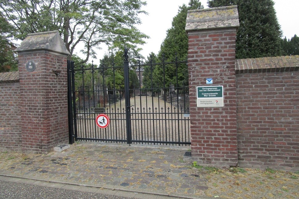 Oorlogsgraven van het Gemenebest Rooms Katholieke Begraafplaats Kapel in ‘t Zand Roermond