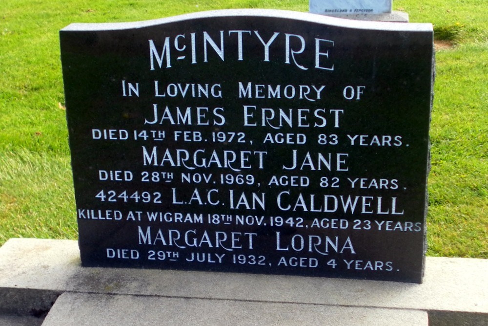 Commonwealth War Grave Woodlands Cemetery