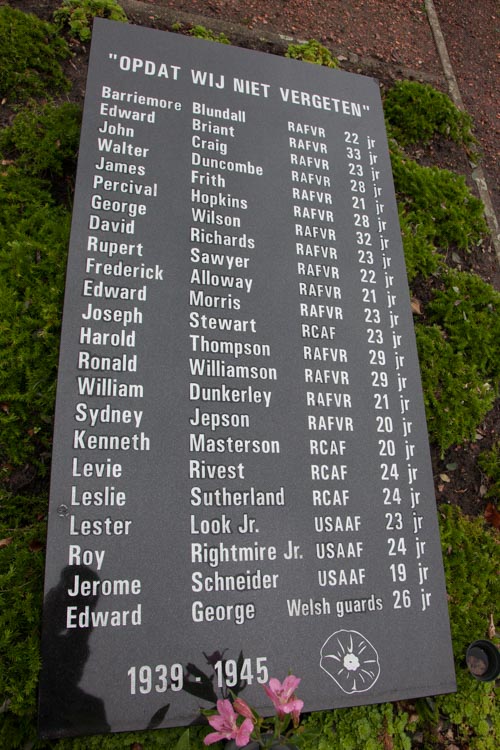 Monument Omgekomen Vliegtuigbemanningen Oude Gemeentelijke Begraafplaats Haaksbergen #5