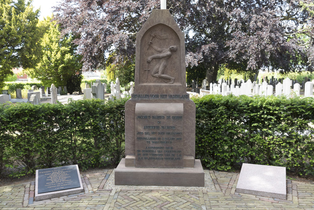 Memorial Resistance Municipal Cemetery Zwartsluis #1