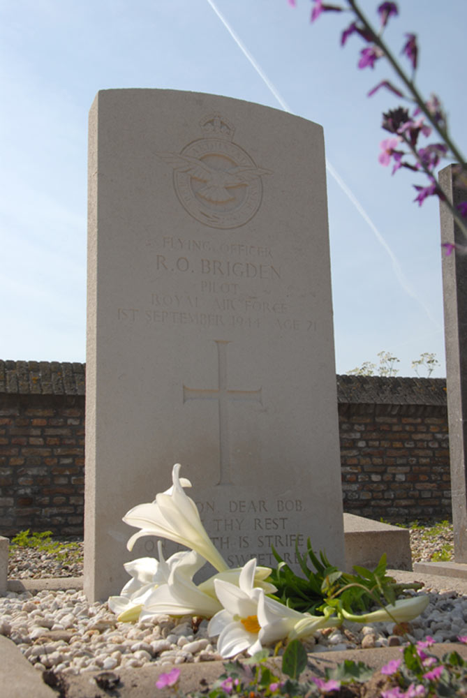 Commonwealth War Grave Protestant Churchyard Heesbeen #3